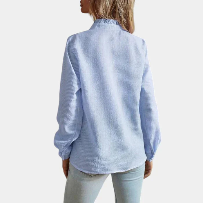 Modieuze gestreepte blouse met ruches en knoopsluiting, ideaal voor een casual of geklede look. Dames kleding.