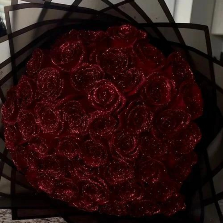 Luxe geschenkdoos met glitter rozen en strik als romantisch cadeau voor haar