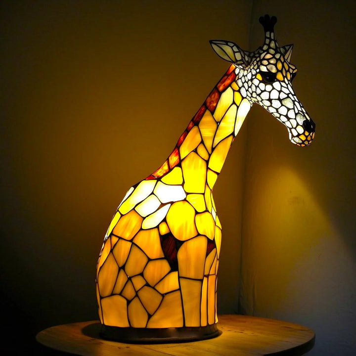 Warme sfeerverlichting door een glasinlood dierenkunst lamp, een handgemaakte blikvanger.