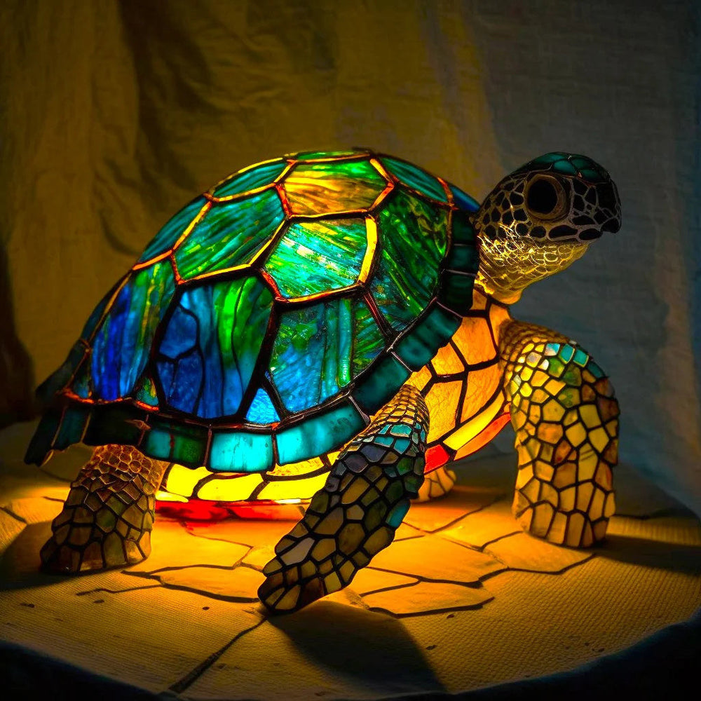 Handgemaakte fantasy dierenlamp in glasinlood stijl, unieke kunstlamp voor natuurlijke sfeer.
