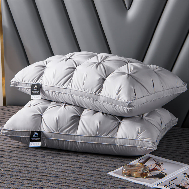Hoogwaardig hypoallergeen ganzendons kussen van Aurora Wonen, luxe comfort voor een ademende en gezonde slaap.