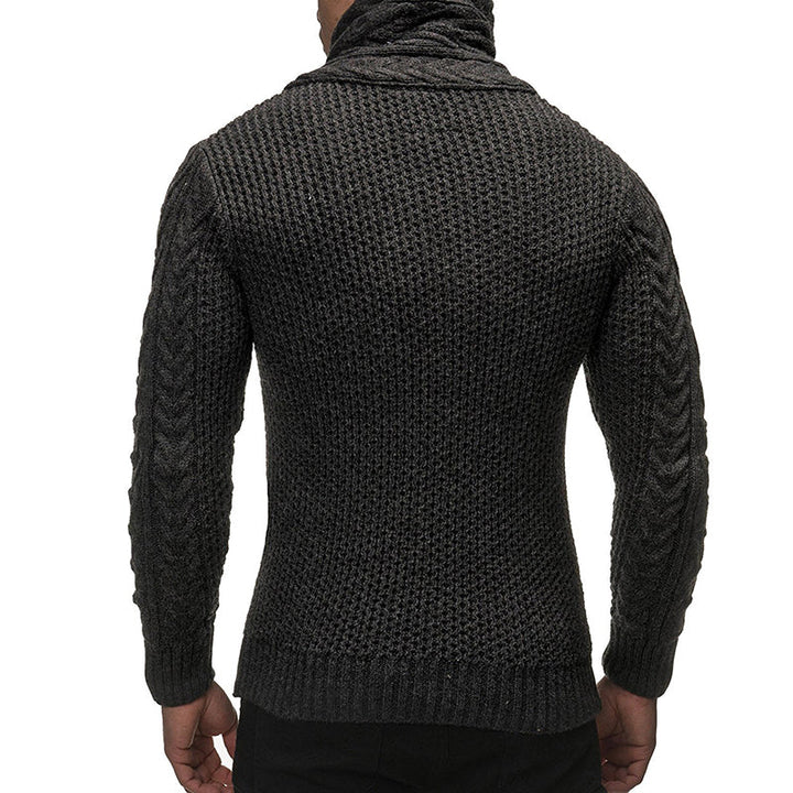 Achterkant van een donkergrijs gebreid herenvest met turtleneck kraag, toont textuur.