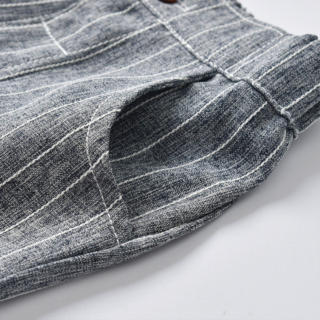 Detail van de blouse uit de jongens combiset. Zachte stof, perfect voor de gevoelige babyhuid.