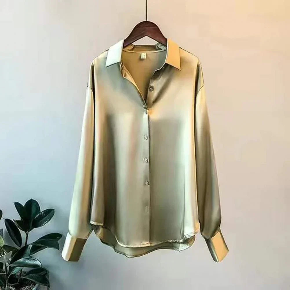 Zwarte luxe dames blouse Myra, elegante top met lange mouwen, geschikt voor zowel formele als informele settings.
