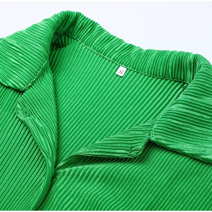 Detailopname van de kraag en het label van de groene blouse
