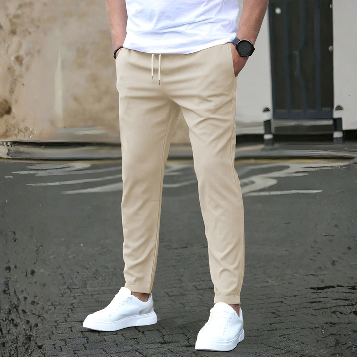 Detail van de comfortabele trekkoord tailleband van de heren slim fit broek, perfect voor een verstelbare pasvorm.