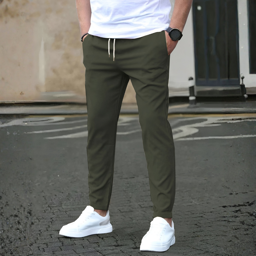 Man draagt stijlvolle slim fit herenbroek met trekkoord, comfortabel en veelzijdig voor casual én nette outfits.