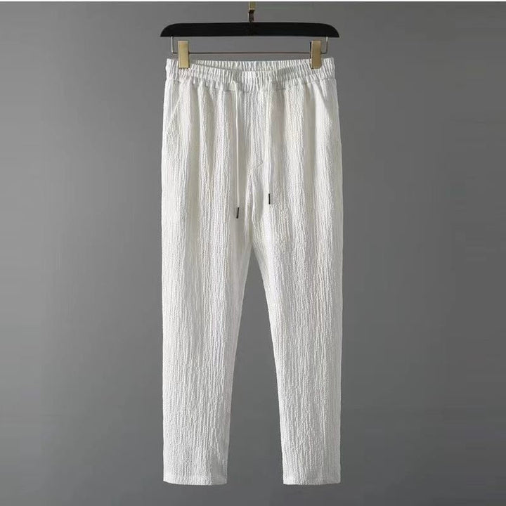Stijlvolle witte heren kledingset, luchtig voor de zomer. Perfecte casual outfit voor heren.