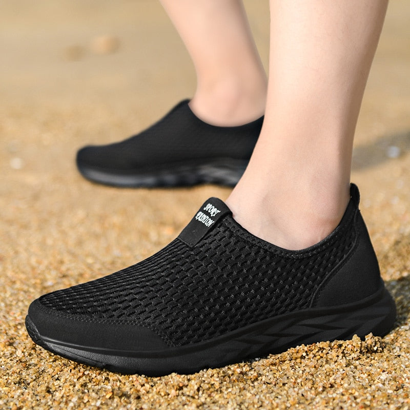 Model draagt de Ualy unisex sneakers tijdens een wandeling