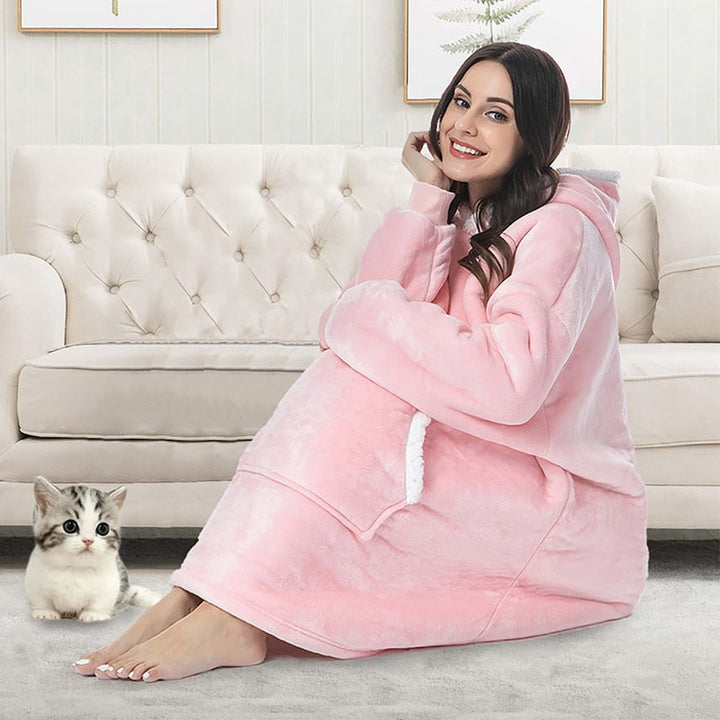 De ultieme ontspanning met deze comfortabele hoodie deken. Heerlijk warm.
