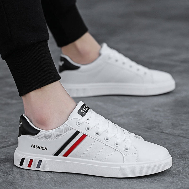 Close-up van de Sean sneakers, toont stijlvol design en ademend materiaal voor comfort.