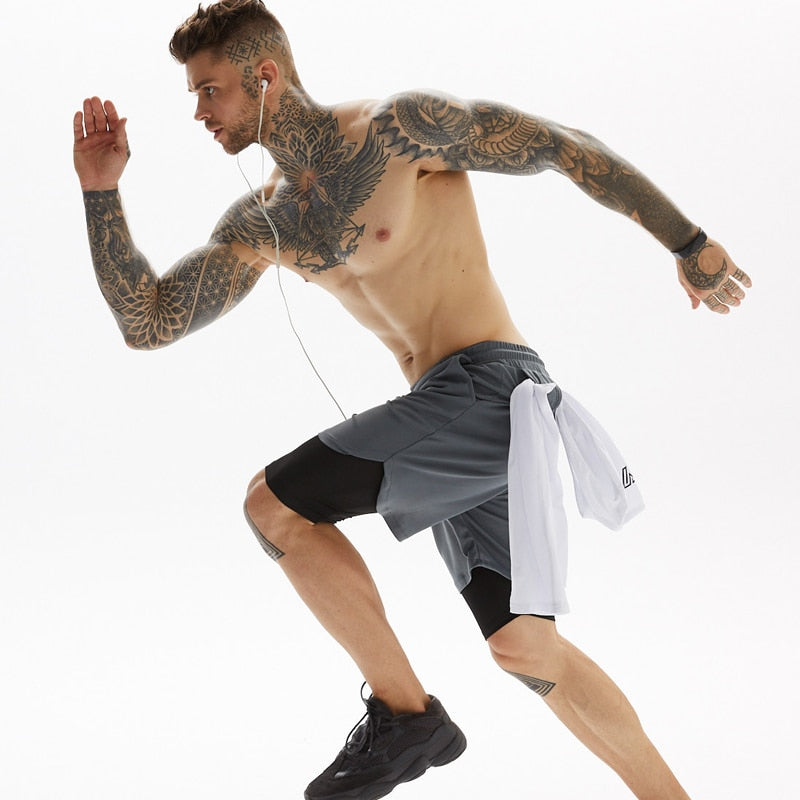 Slimme heren hardloopshorts met veilige telefoonzak en praktische T-shirt houder.
