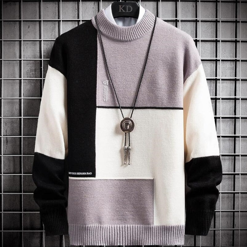 Man draagt een patchwork pullover in paars en zwart design