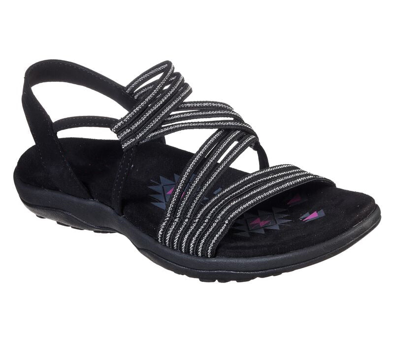Vrouw loopt met Sandls™ comfort sandalen, de ideale damesschoenen voor een casual zomerse wandeling.