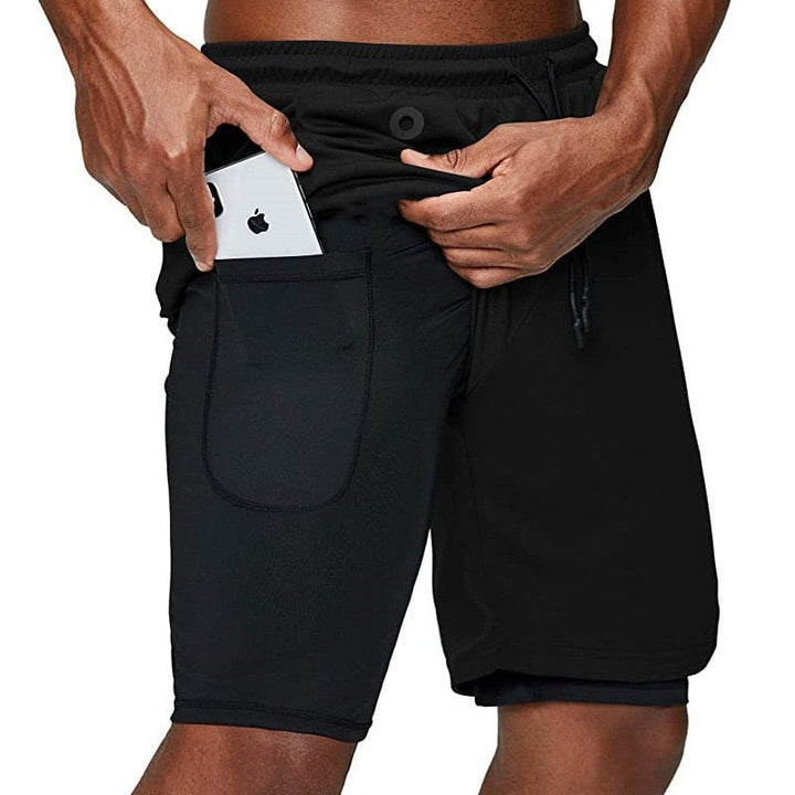 Man draagt heren hardloopshorts met telefoonzak, toont flexibiliteit tijdens training.