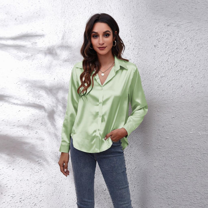 Detail van de Shila damesblouse: elegante regular fit top met lange mouwen, perfecte zomerse kleding.
