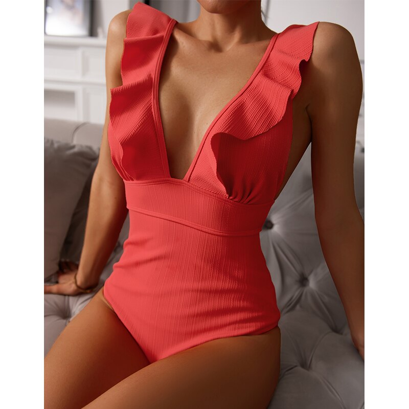 Dames boho badpak met speelse ruches en V-hals, ideaal voor strand en zwembad.