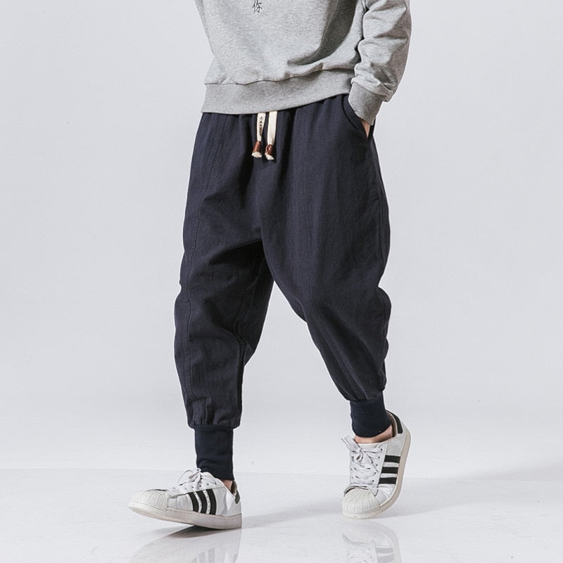 Stijlvolle heren sportkleding: zwarte harem trainingsbroek voor een relaxte look.
