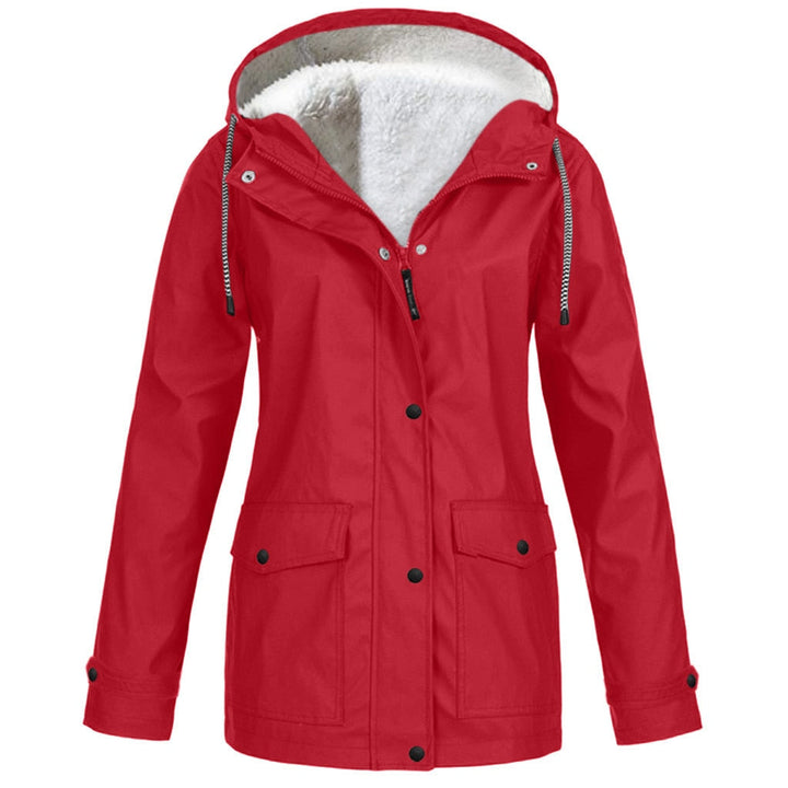 Model draagt de gele Jeanne outdoor jas in een buitensetting