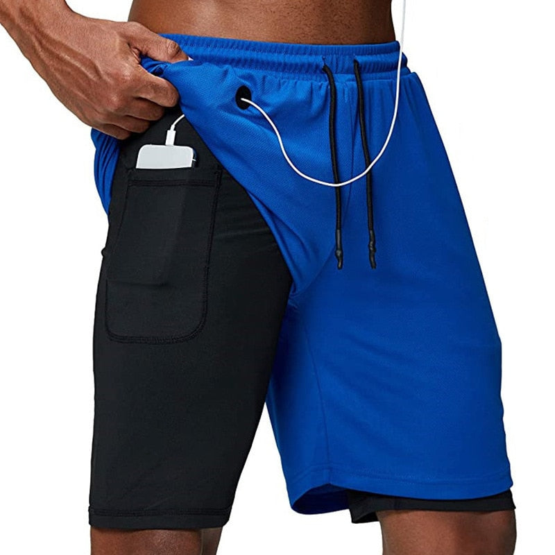 Close-up van de discrete telefoonzak op de heren hardloopshorts, veilig en stabiel.