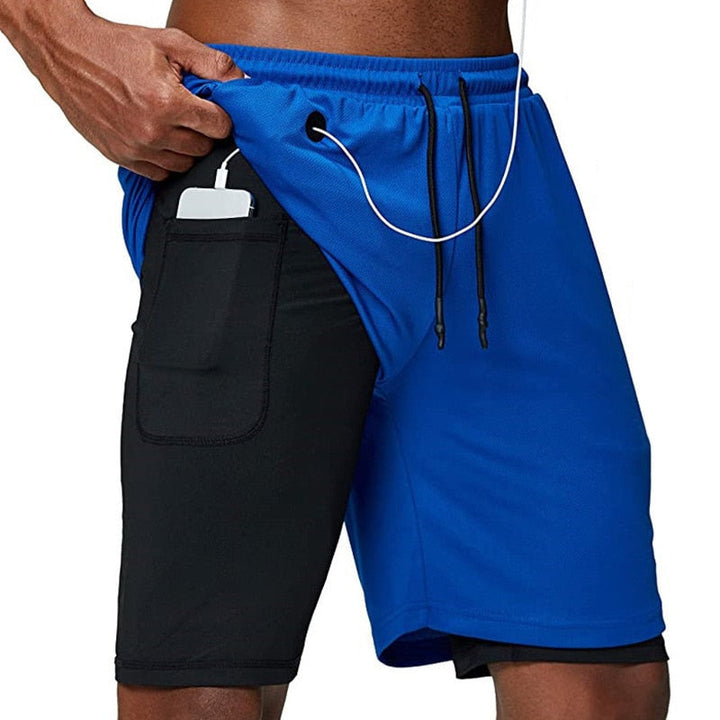 Close-up van de discrete telefoonzak op de heren hardloopshorts, veilig en stabiel.