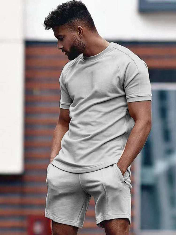Stijlvolle heren zomerset: comfortabel T-shirt en korte broek voor elke casual gelegenheid.