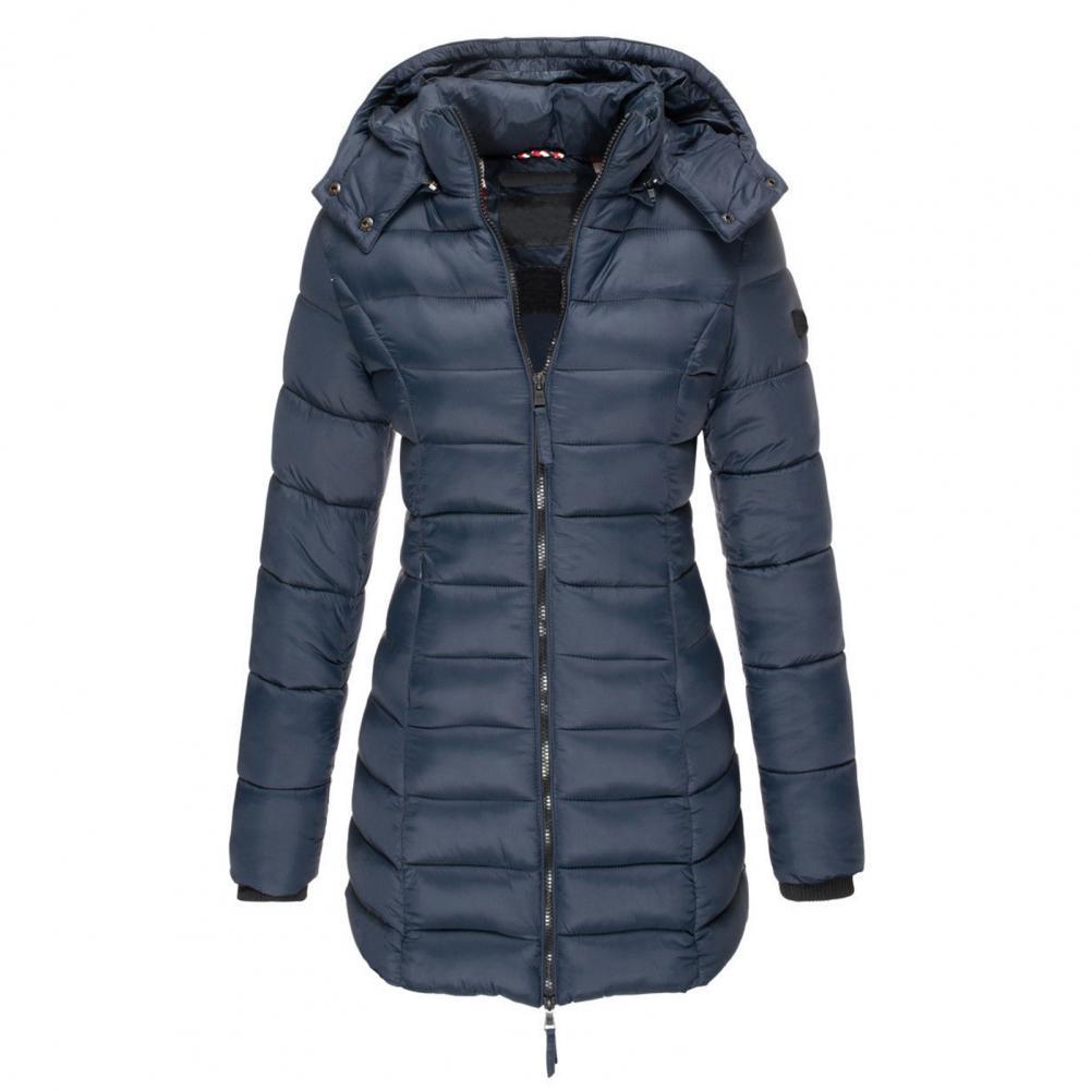 Legergroene modieuze trenchcoat voor dames, comfortabel en waterafstotend, geschikt voor lente en herfst.