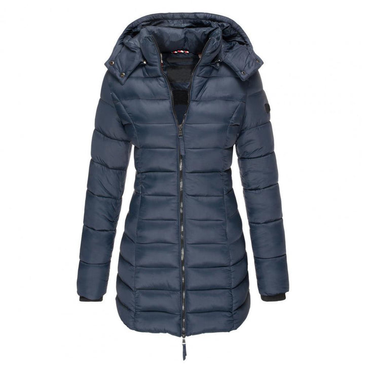 Legergroene modieuze trenchcoat voor dames, comfortabel en waterafstotend, geschikt voor lente en herfst.