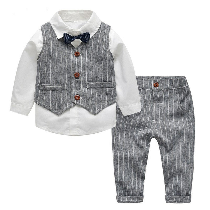 Baby outfit: stoere jongens combiset, bestaande uit blouse, broek en gilet. Voor kleine avonturiers.