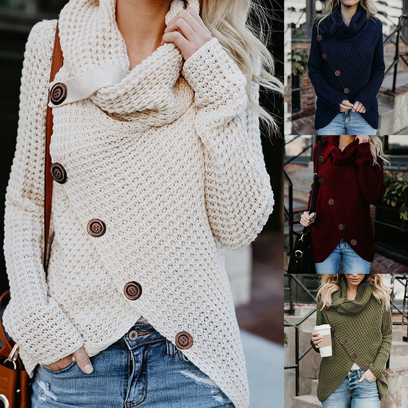 Model draagt een beige asymmetrische turtleneck trui met knopen