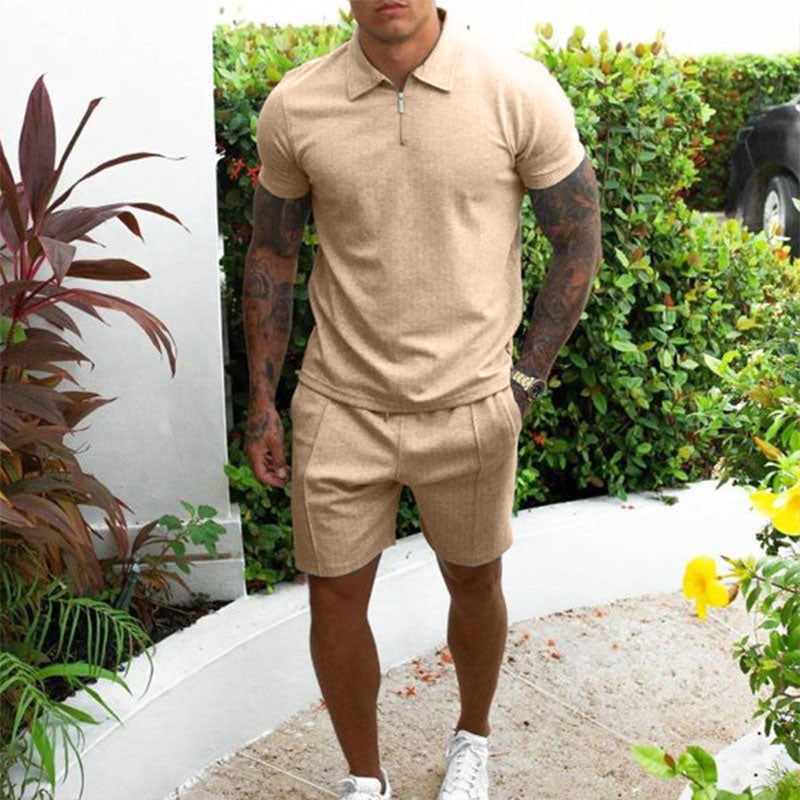 Complete heren zomeroutfit: comfortabele polo en short set. Ideaal voor casual draagmomenten en warme zomerdagen.