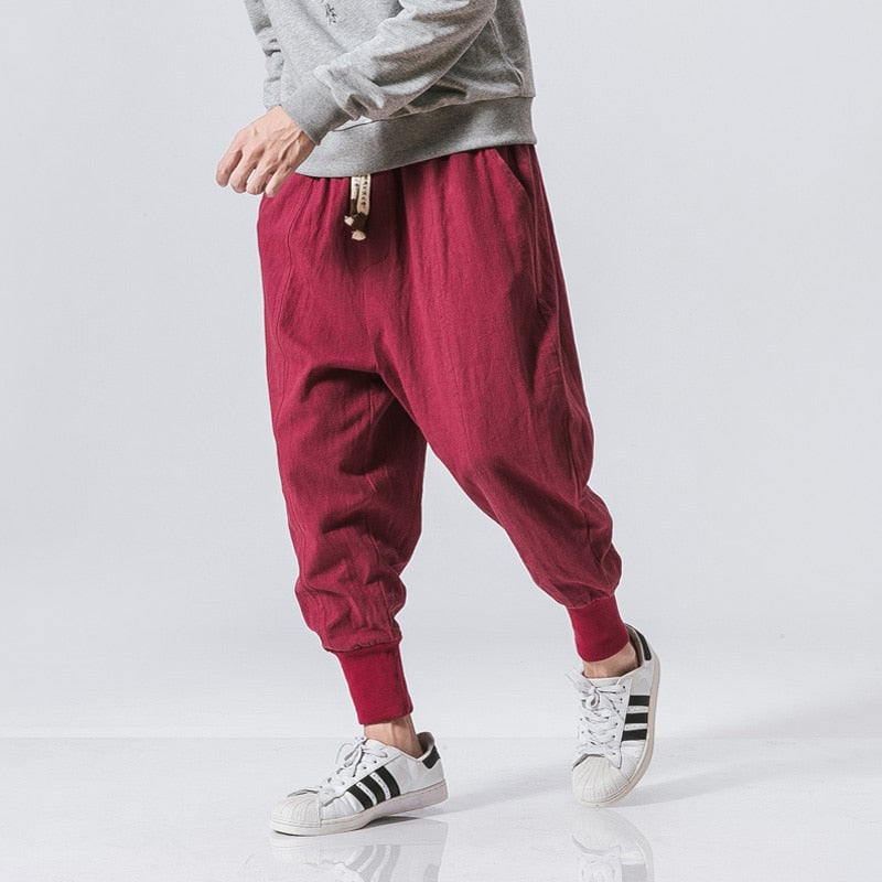 Grijze heren trainingsbroek, baggy streetwear model, met elastische enkelbanden.