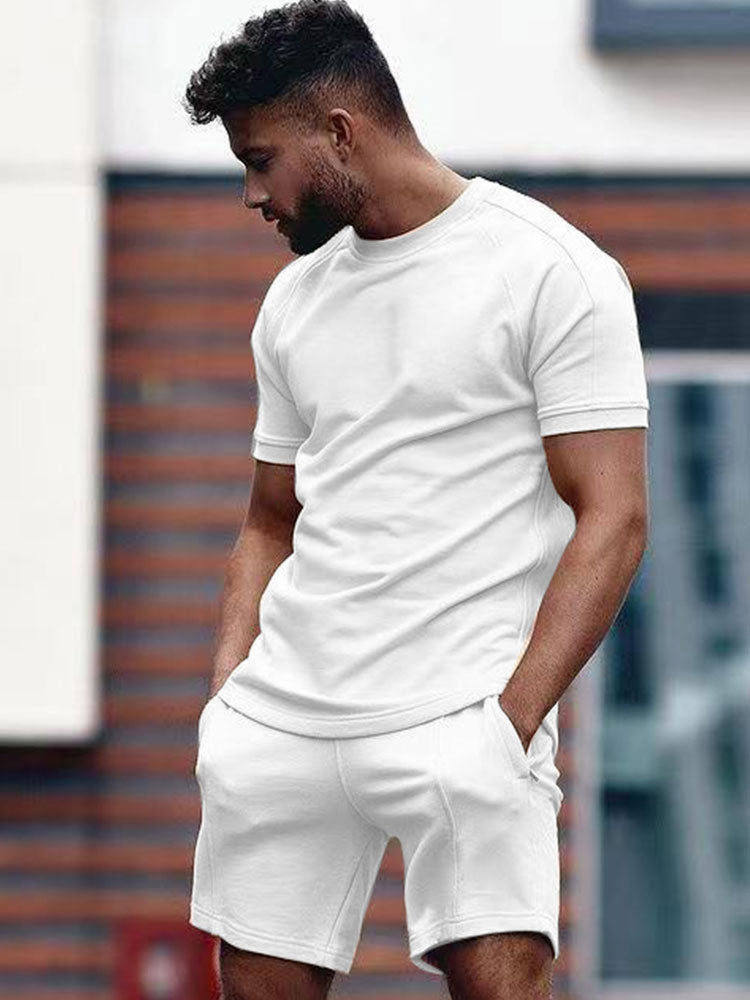 Complete heren casual zomerset met trendy T-shirt en bijpassende korte broek voor ontspannen dagen.