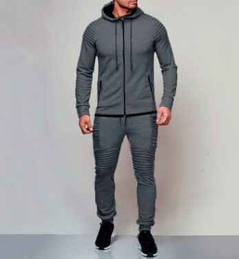 Modieuze casual outfit voor heren bestaande uit hoodie en bijpassende broek