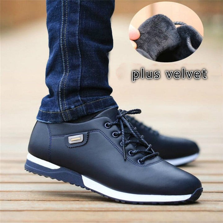 Elegante witte herensneakers met vetersluiting, perfect voor een frisse, nette uitstraling.