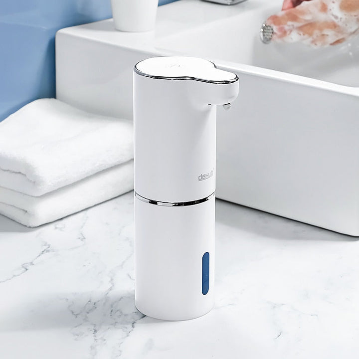 Handen wassen met de contactloze zeepdispenser bij de wastafel