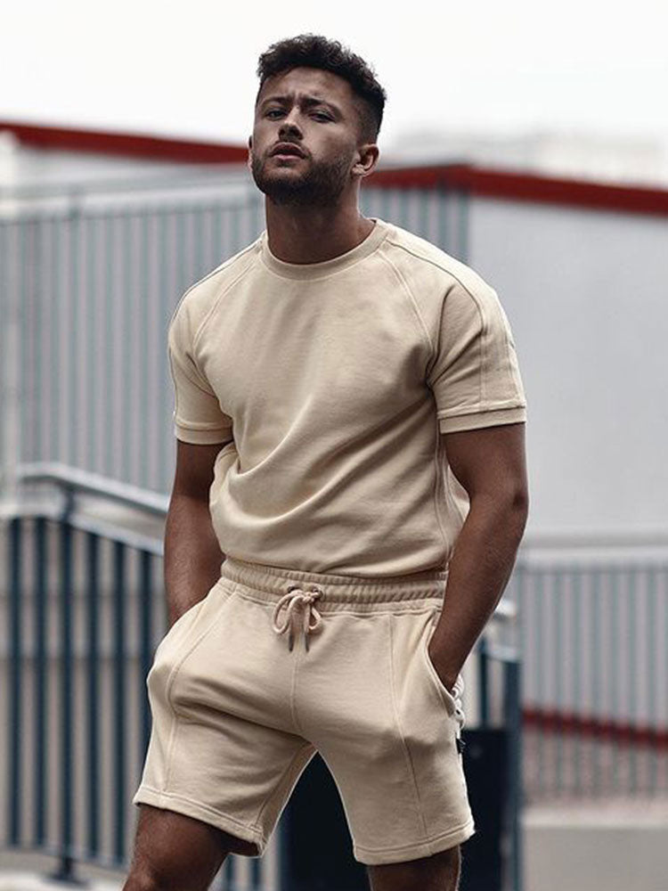 Heren casual zomerset met stijlvol T-shirt en comfortabele korte broek, ideaal voor vrije tijd.