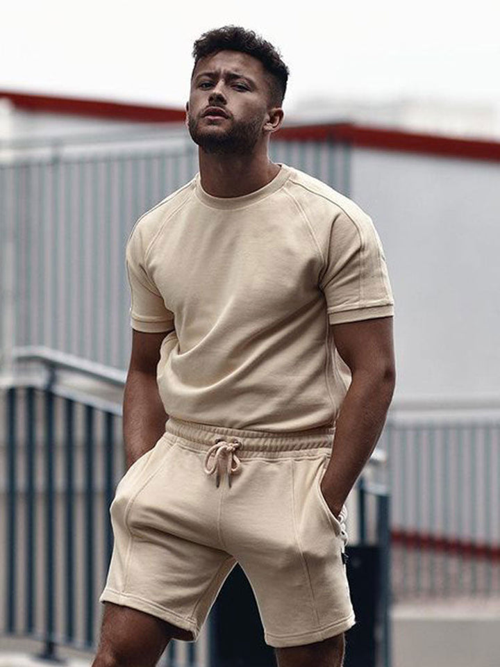 Heren casual zomerset met stijlvol T-shirt en comfortabele korte broek, ideaal voor vrije tijd.