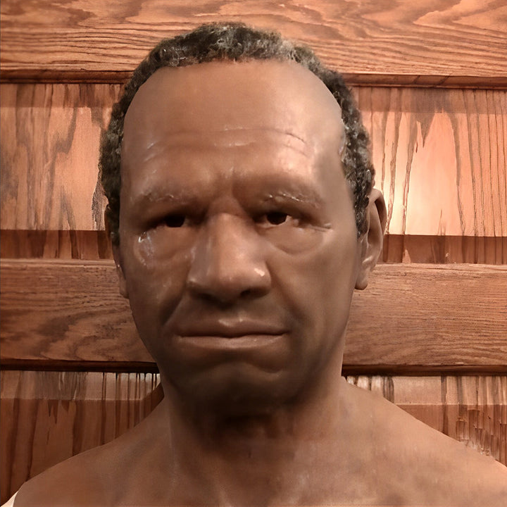 Gedetailleerd latex oudemannenmasker met bewegende mond, voor verkleedpartijen.
