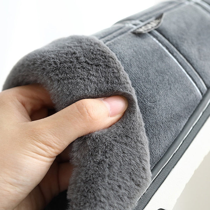 Zachte, warme heren pantoffels van hoogwaardig materiaal, met comfortabele pasvorm voor de voeten.