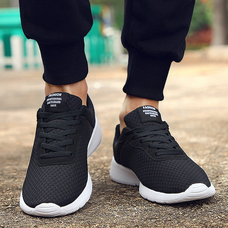 Grijze comfortabele herenschoenen, ademend en ideaal voor casual herfstwandelingen.