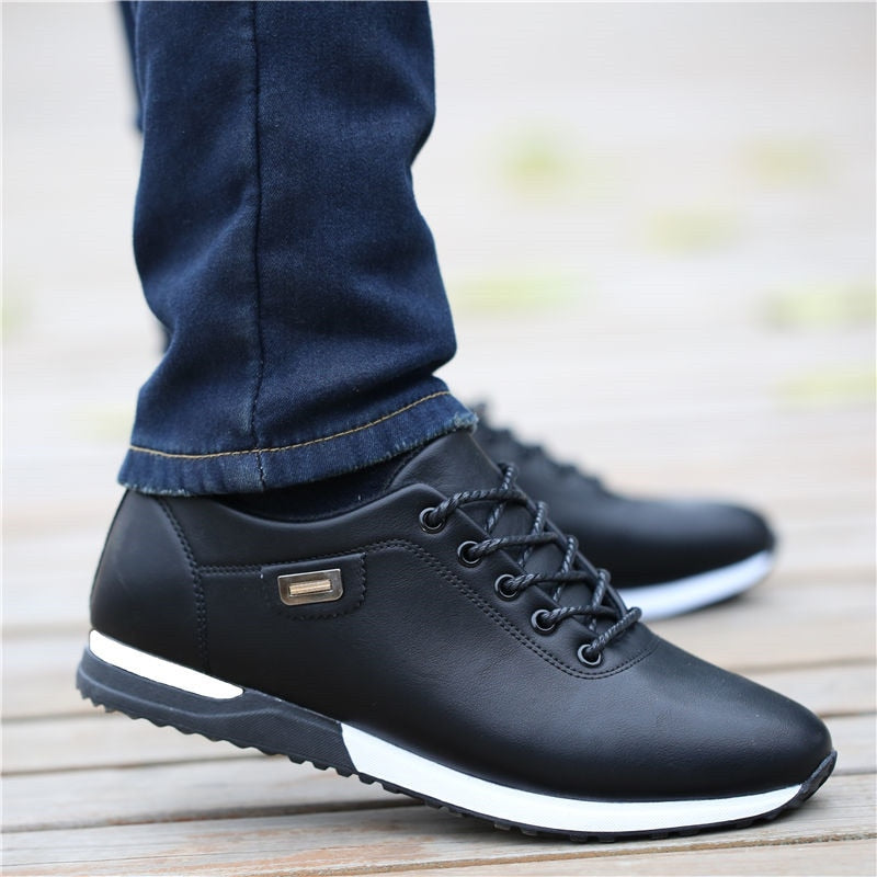 Witte casual herensneakers met strak design en comfortabele zool.