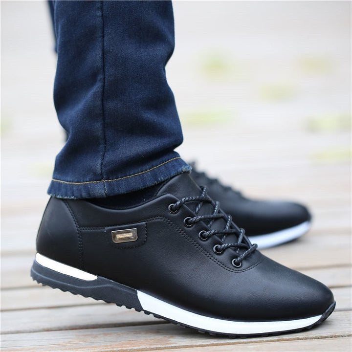 Witte casual herensneakers met strak design en comfortabele zool.