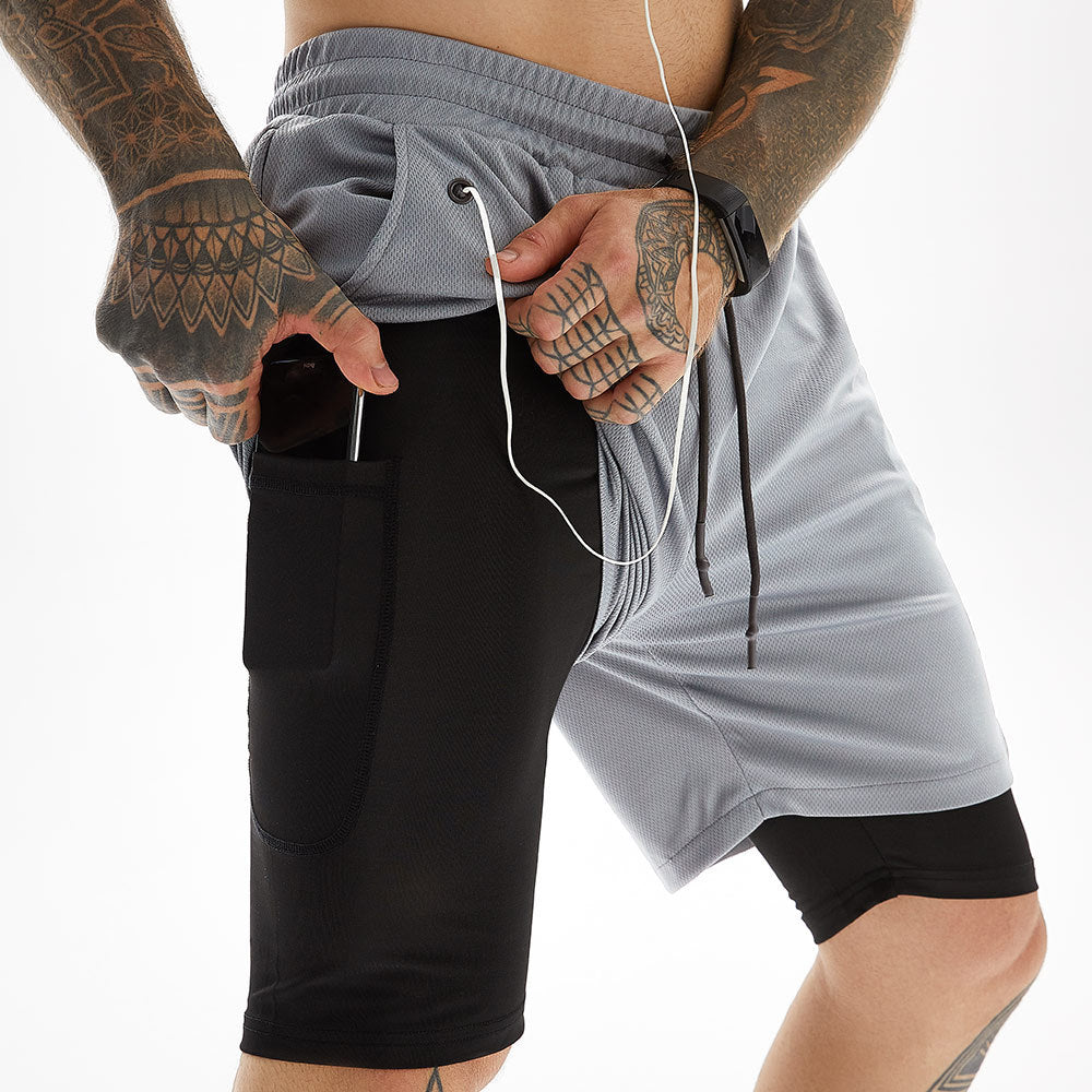 Achteraanzicht van de heren hardloopshorts, benadrukt de T-shirt houder en pasvorm.