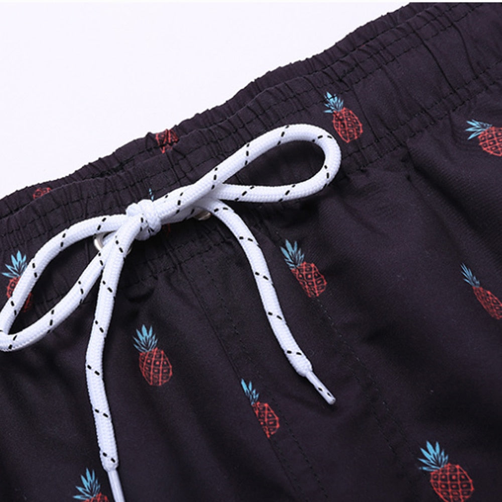 Modieuze heren zwemshort met levendige prints, ideaal voor strand en zwemmen.