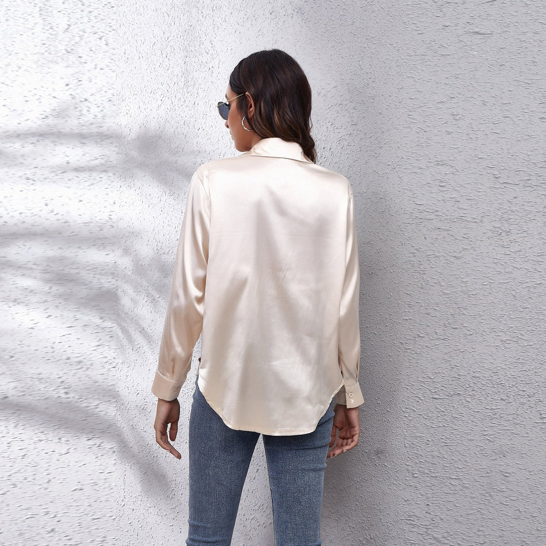 Model toont de Shila damesblouse, een elegante en luchtige zomerse top met lange mouwen.