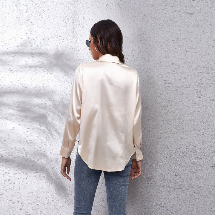 Model toont de Shila damesblouse, een elegante en luchtige zomerse top met lange mouwen.