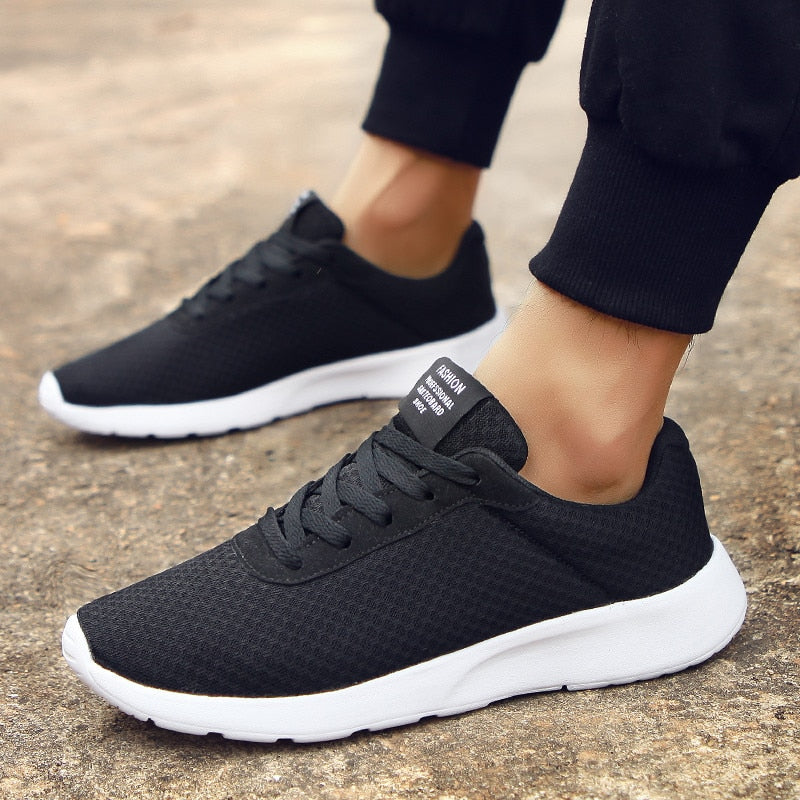 Grijze stijlvolle herensneakers, perfect voor comfortabele herfstavonturen en dagelijks gemak.