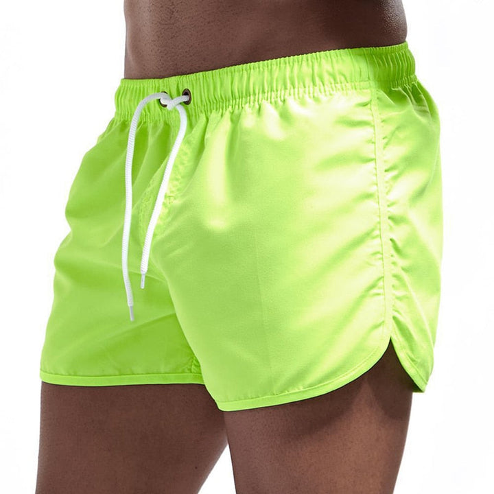 Actieve man in een Heren Ryan zwemshort, toont bewegingsvrijheid. Comfortabele en duurzame zwembroek.
