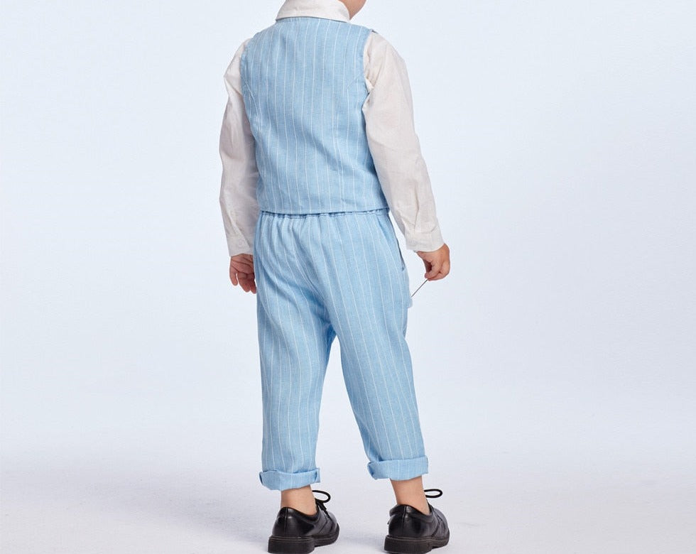 Close-up van jongens combiset met gilet, blouse en broek. Elegante peuteroutfit voor feestkleding.